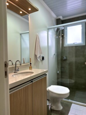 Een douche, een haardroger, handdoeken, toiletpapier