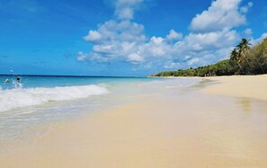 Chaises longues, serviettes de plage