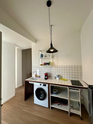 Een koelkast, een koffiezetapparaat/waterkoker