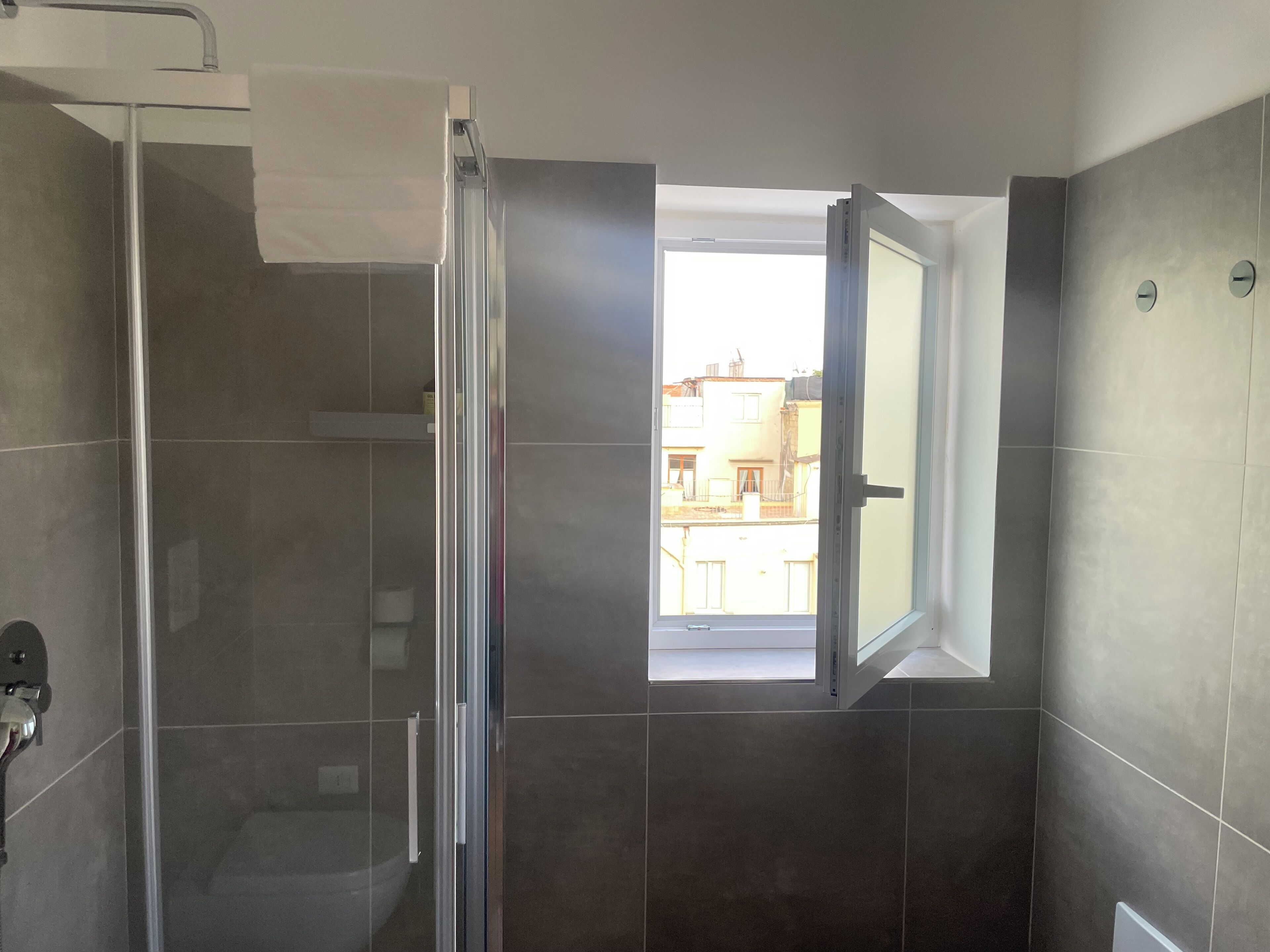 Dusche, umweltfreundliche Kosmetikartikel, Haartrockner, Bidet