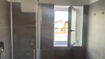 Dusche, umweltfreundliche Kosmetikartikel, Haartrockner, Bidet