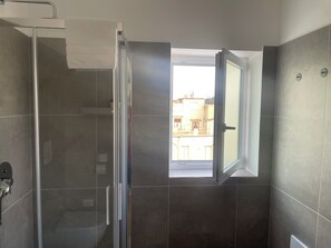 Shower, eco-friendly toiletries, hair dryer, bidet - La Romantique Napoli, 2 minutes from the largest square in Naples (Napoli)