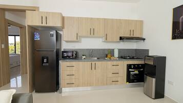 Wasserkocher mit Kaffee-/Teezubehör, Kühlschrank, Mikrowelle, Ofen