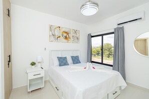 2 soverom, skrivebord, strykejern/-brett og reiseseng for barn