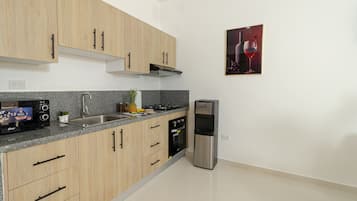 Coffee/tea maker, fridge, microwave, oven