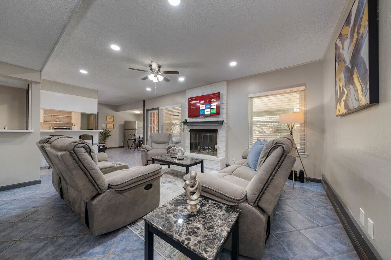 Smart TV, chimenea, futbolito y tenis de mesa 