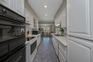 Kühlschrank, Mikrowelle, Ofen, Geschirrspüler