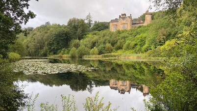 Idyllic 1860 country cottage, wood-burning stove, acre of gardens. Pets adored!