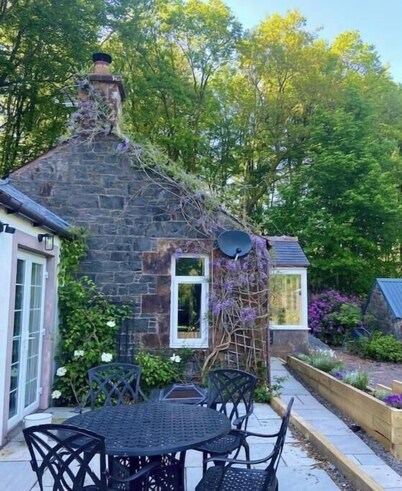 Idyllic 1860 country cottage, wood-burning stove, acre of gardens. Pets adored!