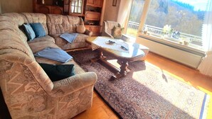 Living area - Charming, family-friendly vacation apartment in the heart of the Volcanic Eifel (Niederstadtfeld)
