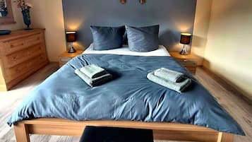 2 bedrooms, desk, iron/ironing board, travel crib