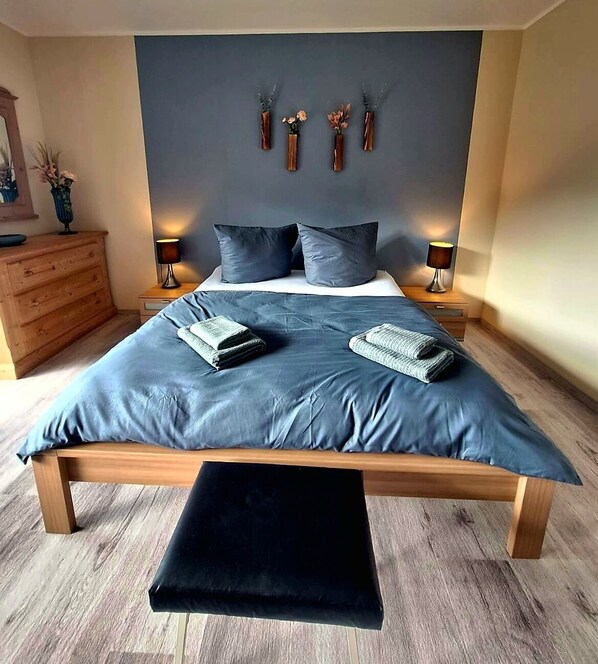 2 Schlafzimmer, Schreibtisch, Bügeleisen/Bügelbrett, Reisekinderbett