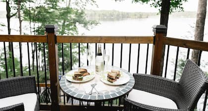 3 BR Lakefront Beach Retreat; Hot Tub, Fire Pits! Pet-friendly!