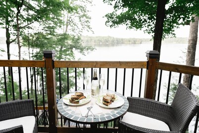 3 BR Lakefront Beach Retreat; Hot Tub, Fire Pits! Pet-friendly!