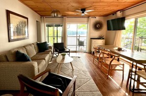 TV connectée, lecteur de DVD, livres