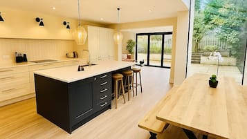 Jääkaappi, mikroaaltouuni, uuni, liesi