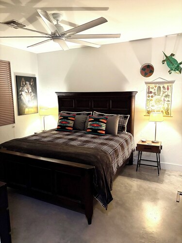 Large 3 bed, 3 bath Tucson house with pool, jacuzzi and amazing Mountains Views