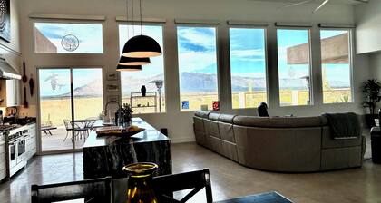 Large 3 bed, 3 bath Tucson house with pool, jacuzzi and amazing Mountains Views