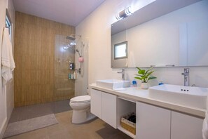 Bathroom - Perla Marina Beachside Apartment (Perla Marina)
