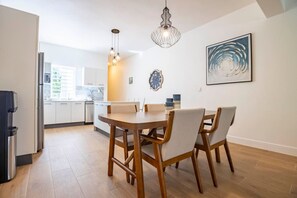 Dining - Perla Marina Beachside Apartment (Perla Marina)