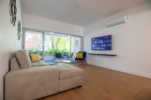 TV - Perla Marina Beachside Apartment (Perla Marina)