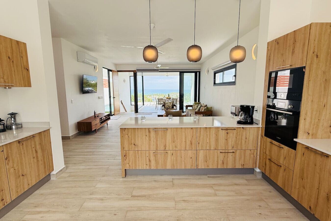 Jääkaappi, mikroaaltouuni, uuni, liesi