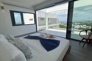 3 bedrooms, desk, WiFi, bed sheets