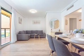 Apartamento, sacada, vista para a piscina | Área de estar
