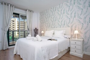 Appartement, balcon, vue piscine