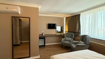 Luxury Double Room, 1 Double Bed, City View | Desk, laptop workspace, cribs/infant beds, free WiFi