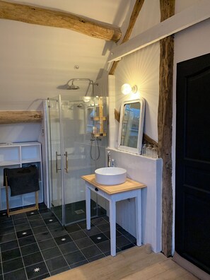 Dusche, Haartrockner, Handtücher, Toilettenpapier