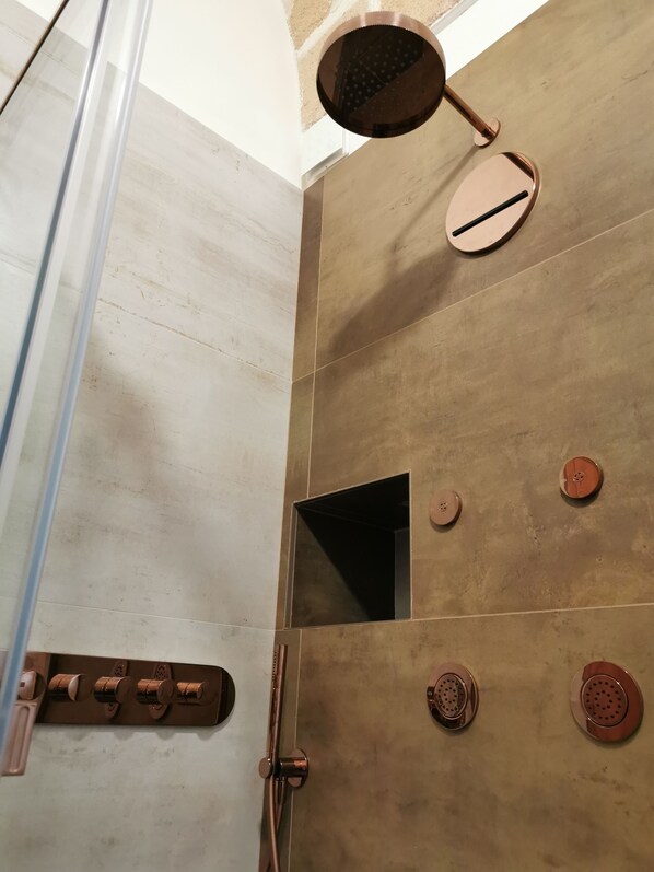 Dusche, Haartrockner, Bidet, Handtücher