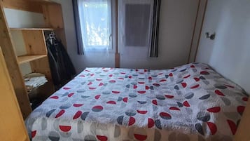 2 slaapkamers, reisbedje