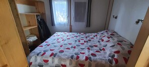 2 slaapkamers, reisbedje