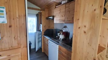 Een koelkast, een magnetron, een kookplaat, een vaatwasser