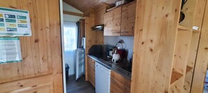 Een koelkast, een magnetron, een kookplaat, een vaatwasser