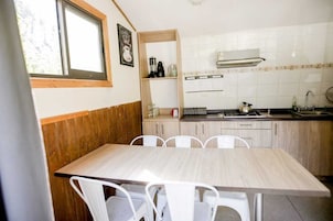 Cabaña familiar | Cocina privada | Frigorífico, microondas en la zona común y tostadora