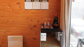 Hytte, balkong, elveutsikt | Spiseområde på rommet