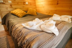 Honeymoon Cabin | Bed sheets - Huequecura explorer (Santa Bárbara)