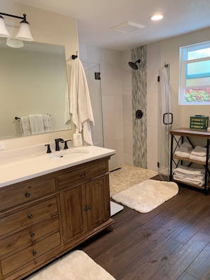 Shower, jetted tub, hair dryer, towels