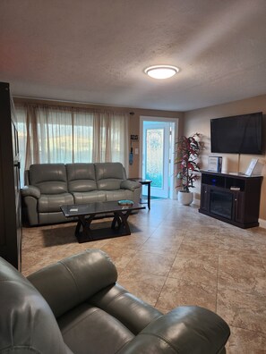 تلفزيون ذكي، مدفأة، ألعاب فيديو