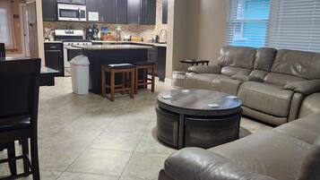 智能电视、壁炉、电子游戏