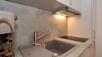 Fridge, stovetop, dishwasher, coffee/tea maker