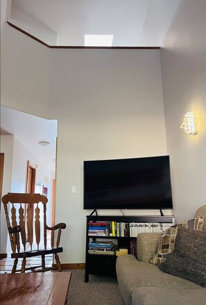 Smart-TV, Kamin, Bücher