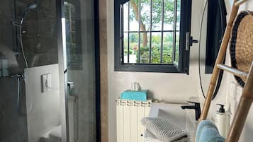 Habitació doble superior (Mazet Alpilles) | Bany | Dutxa, assecador de cabells, tovalloles i sabó