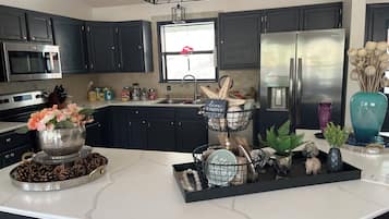 Refrigerador, microondas, horno y parrilla de estufa