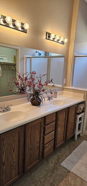 Secador de pelo, toallas, jabón y papel higiénico