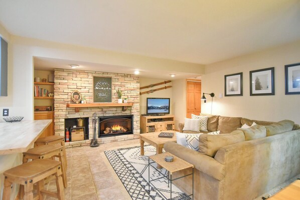 Smart TV, fireplace - Wild Irishman R&R Chalet: Fantastic Keystone Getaway (Keystone)
