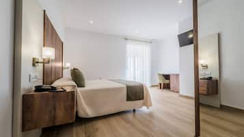 Comfort kamer, toegankelijk voor rolstoelgebruikers | Een kluis op de kamer, een bureau, een laptopwerkplek