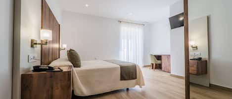 Caja de seguridad en la habitación y escritorio